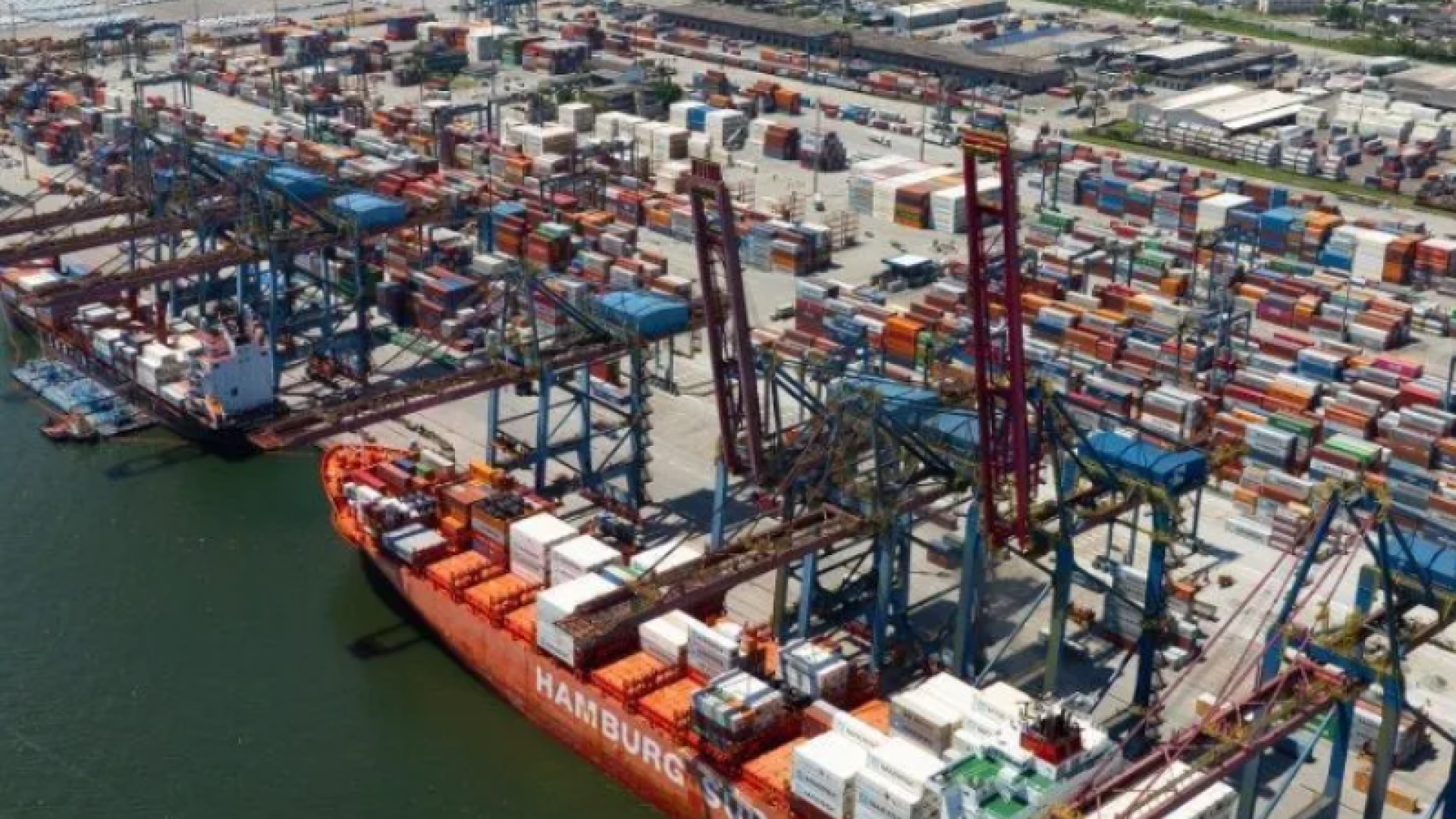 O Tribunal de Contas da União (TCU) decidiu, por maioria de votos (6 a 3), que o leilão do megaterminal de contêineres Tecon Santos 10...