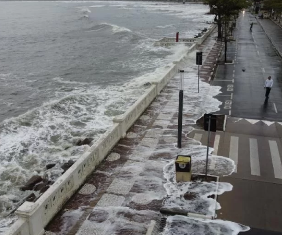 Após registrar ondas de até 2,7 metros e acumulados de chuva superiores a 100 mm neste domingo (4), a Baixada Santista permanece...