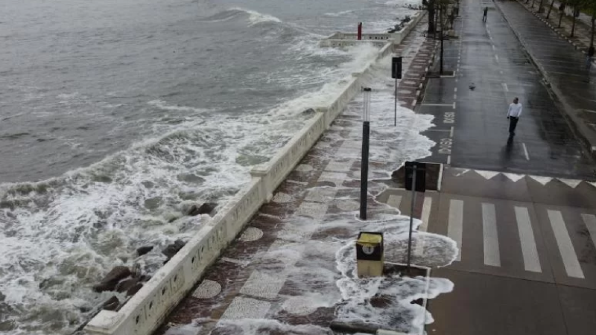 Após registrar ondas de até 2,7 metros e acumulados de chuva superiores a 100 mm neste domingo (4), a Baixada Santista permanece...
