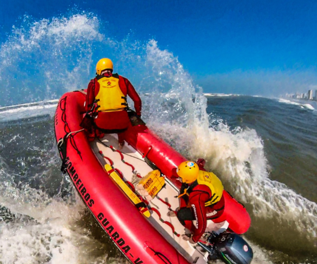 Desde o início da alta temporada, o Corpo de Bombeiros de São Paulo já salvou 1.184 pessoas em situação de risco nas praias...