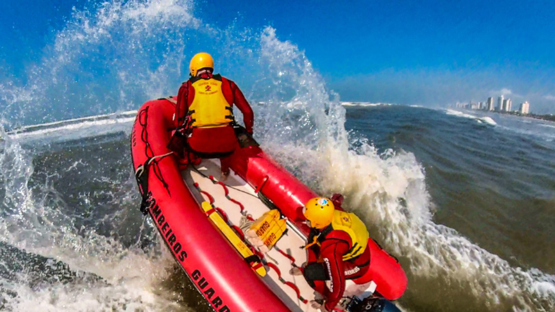 Desde o início da alta temporada, o Corpo de Bombeiros de São Paulo já salvou 1.184 pessoas em situação de risco nas praias...