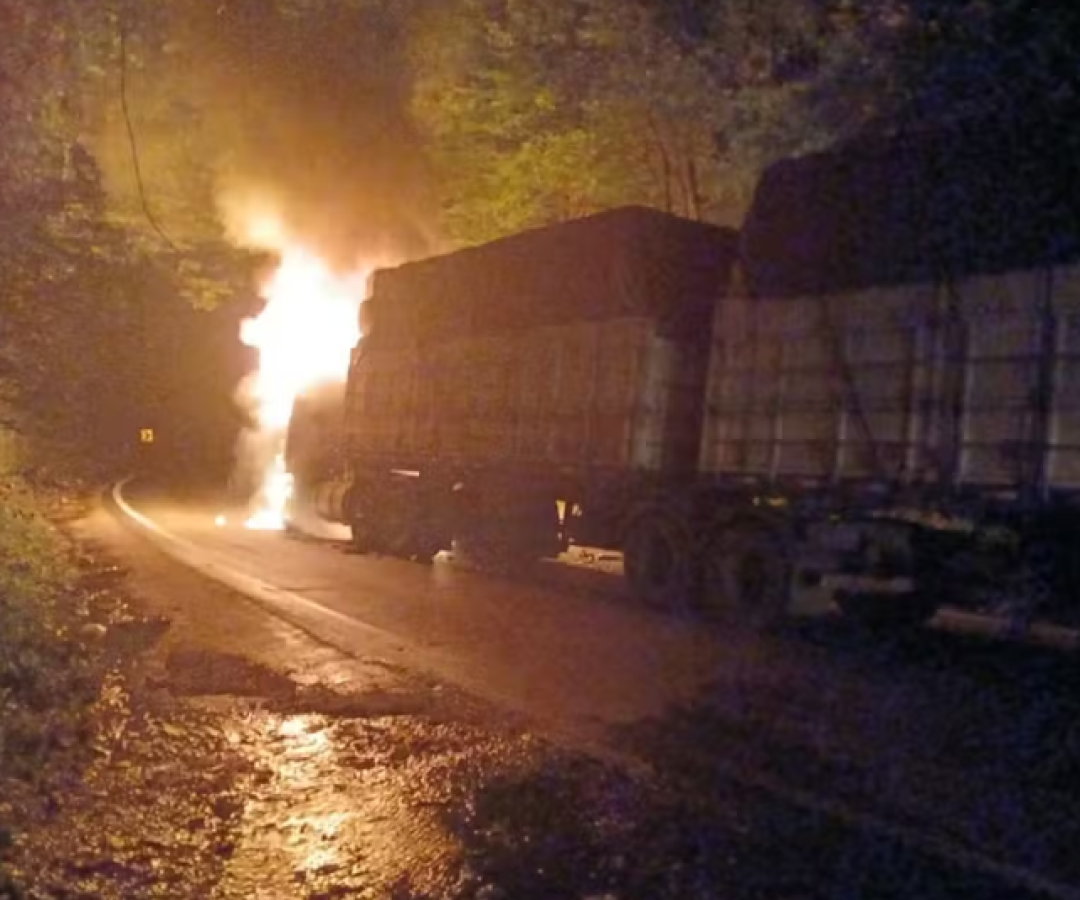 O incidente aconteceu por volta das 21h, quando o motorista da carreta tipo bitrem, que transportava algodão, foi fechado por um outro...