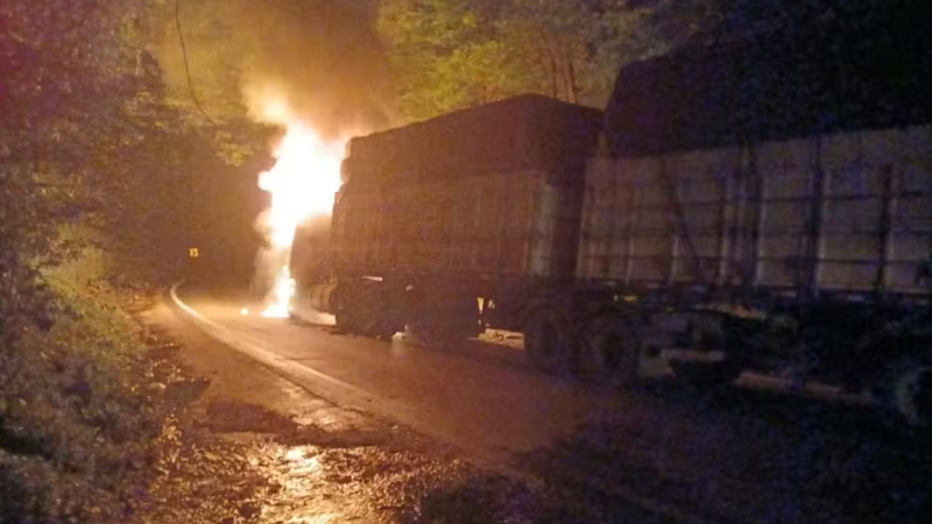O incidente aconteceu por volta das 21h, quando o motorista da carreta tipo bitrem, que transportava algodão, foi fechado por um outro...