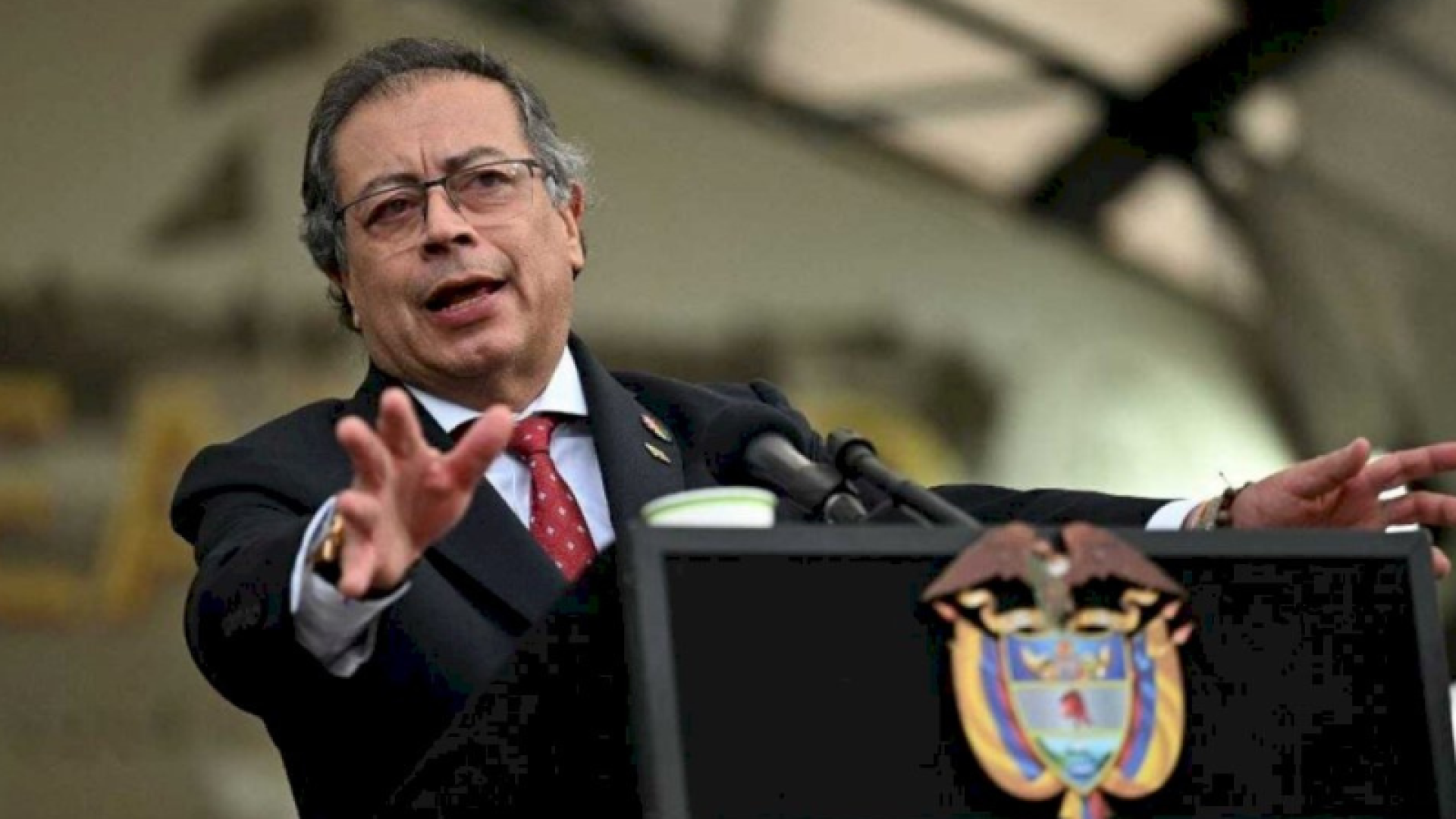 O presidente dos Estados Unidos, Donald Trump, confirmou neste domingo (19) que vai impor tarifas aduaneiras à Colômbia...
