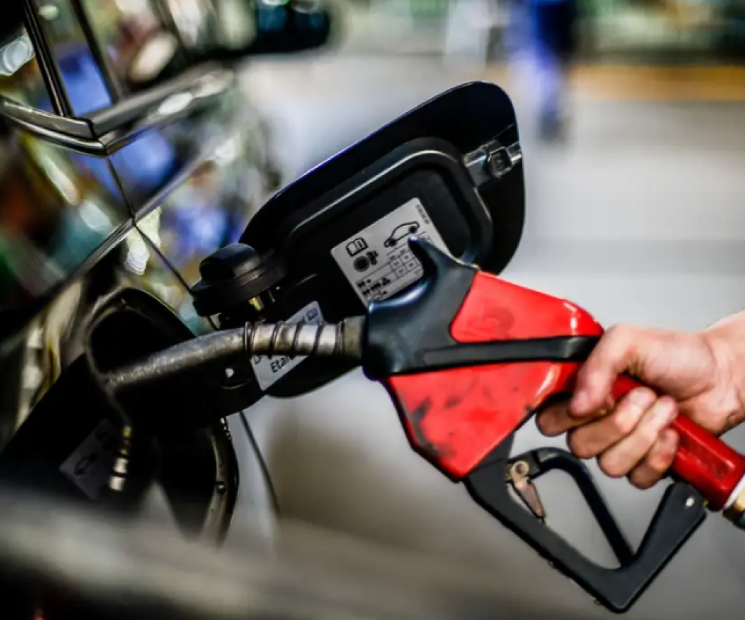 A Petrobras anunciou nesta segunda-feira (20) uma nova redução no preço da gasolina tipo A para as distribuidoras.