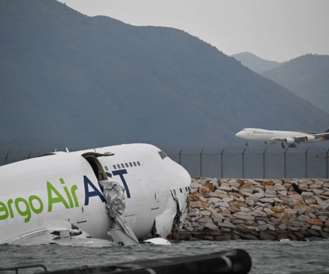 Um avião de carga modelo Boeing 747-400 derrapou e saiu da pista durante o pouso no Aeroporto Internacional de Hong Kong nesta...