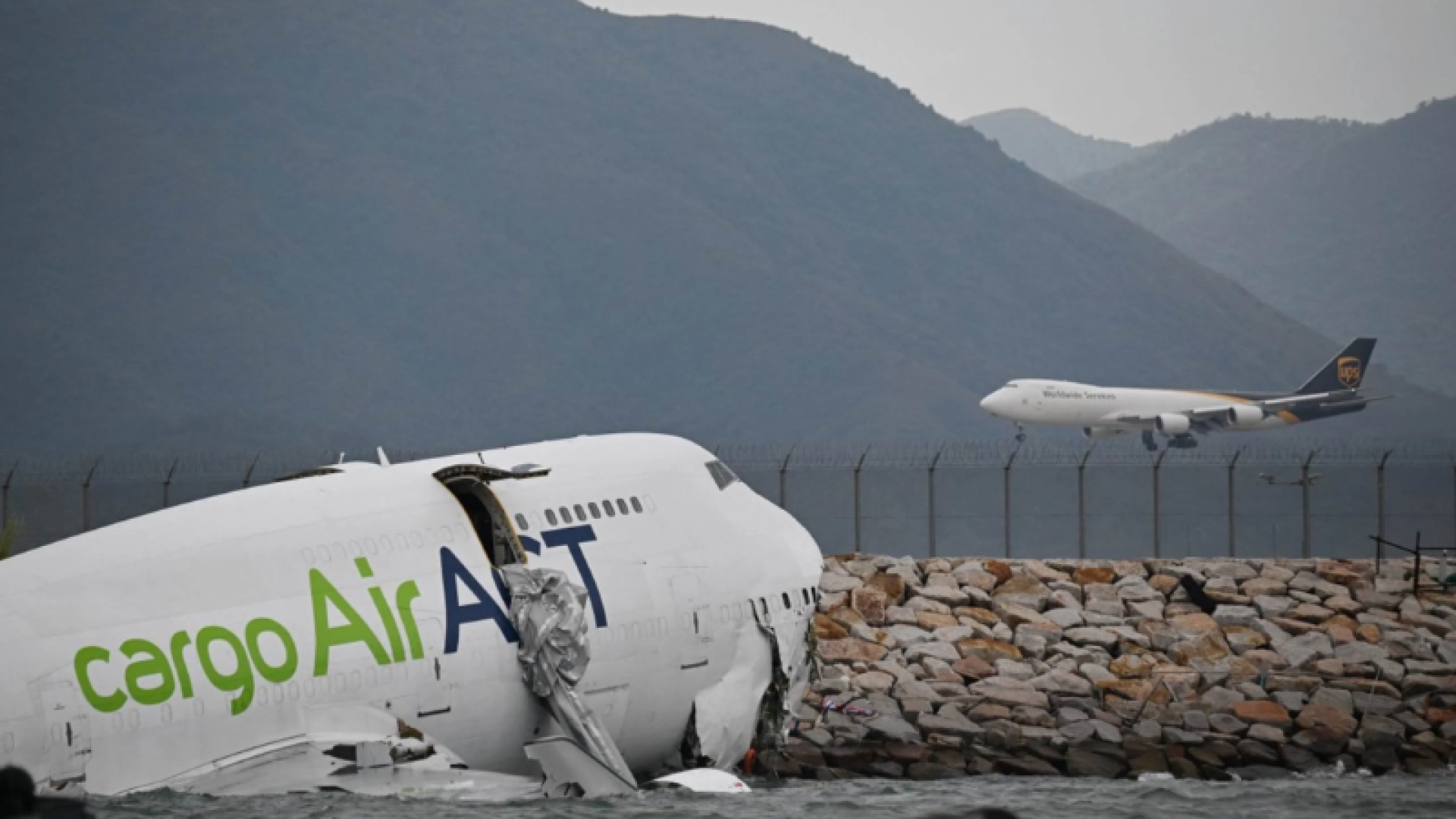 Um avião de carga modelo Boeing 747-400 derrapou e saiu da pista durante o pouso no Aeroporto Internacional de Hong Kong nesta...