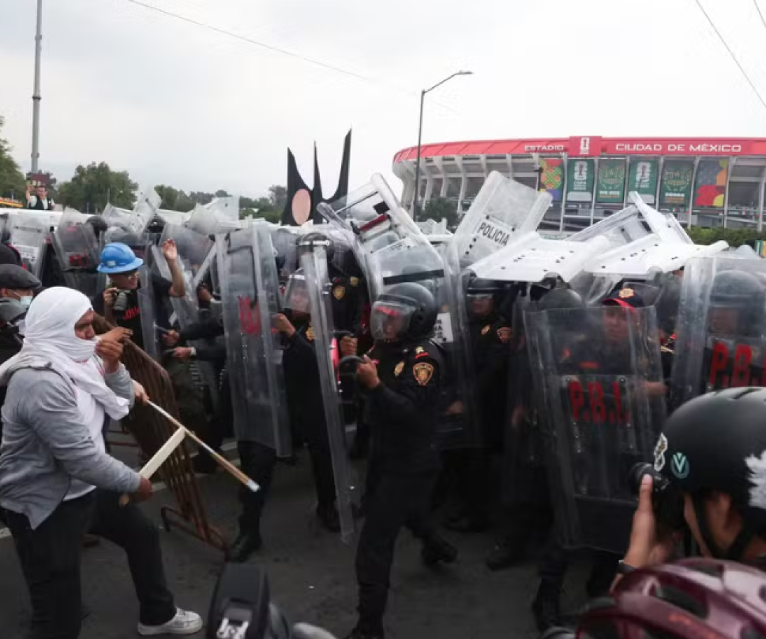 Dezenas de manifestantes e policiais entraram em confronto nesta quinta-feira (11) nos arredores do Estádio Cidade do México...