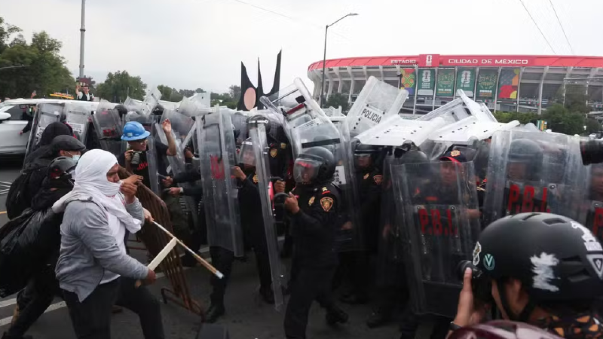 Dezenas de manifestantes e policiais entraram em confronto nesta quinta-feira (11) nos arredores do Estádio Cidade do México...