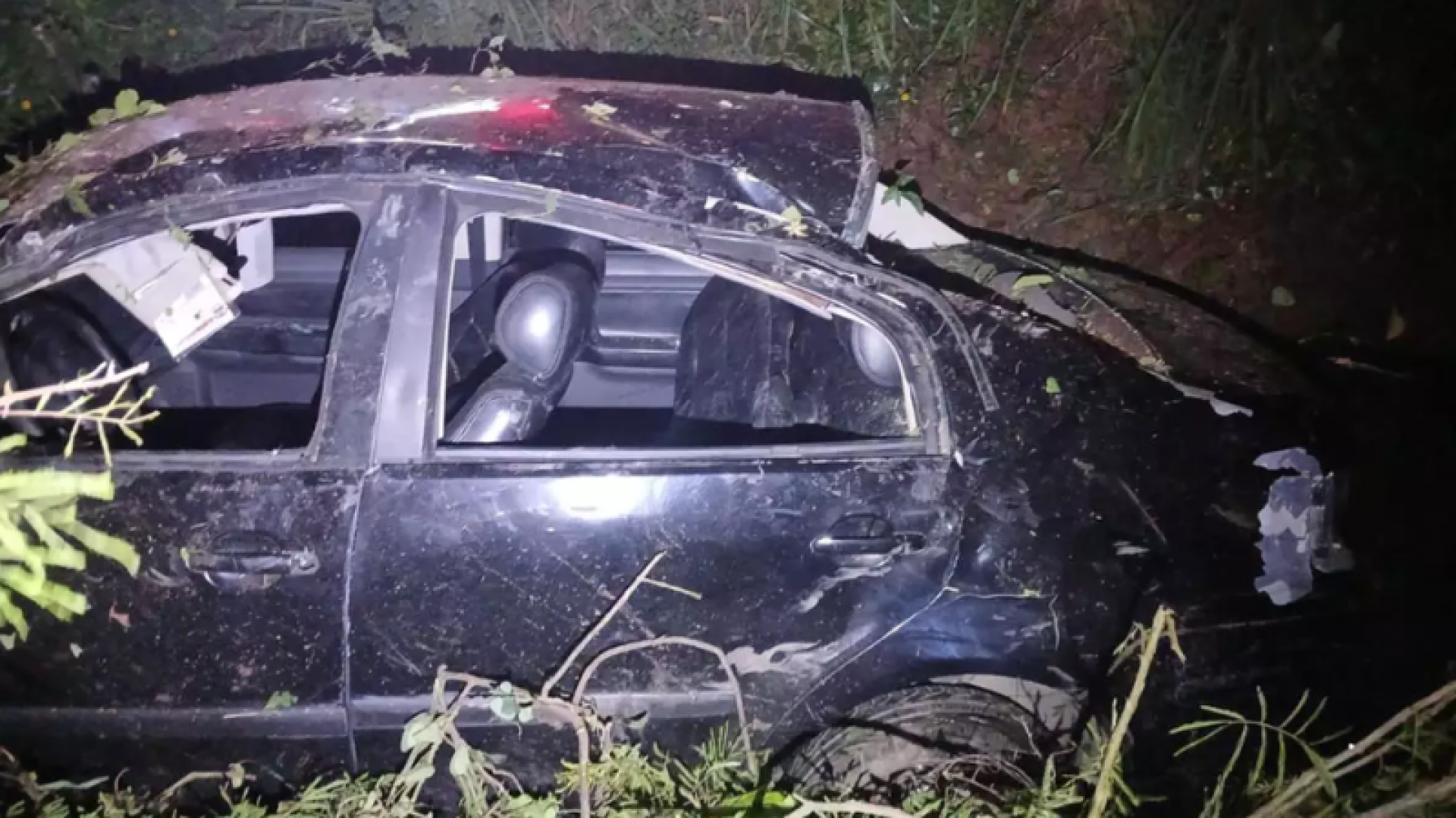 Na madrugada desta sexta-feira (28), um motorista morreu após capotar o carro na vegetação do canteiro lateral da Rodovia Anchieta...