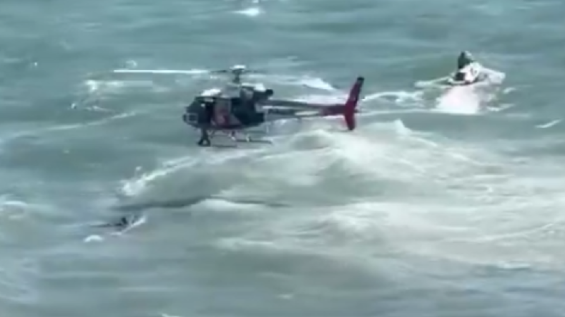 Dois jovens, de 21 e 23 anos, foram resgatados na tarde desta terça-feira (6) pelo Grupamento de Bombeiros Marítimo (GBMar) após...