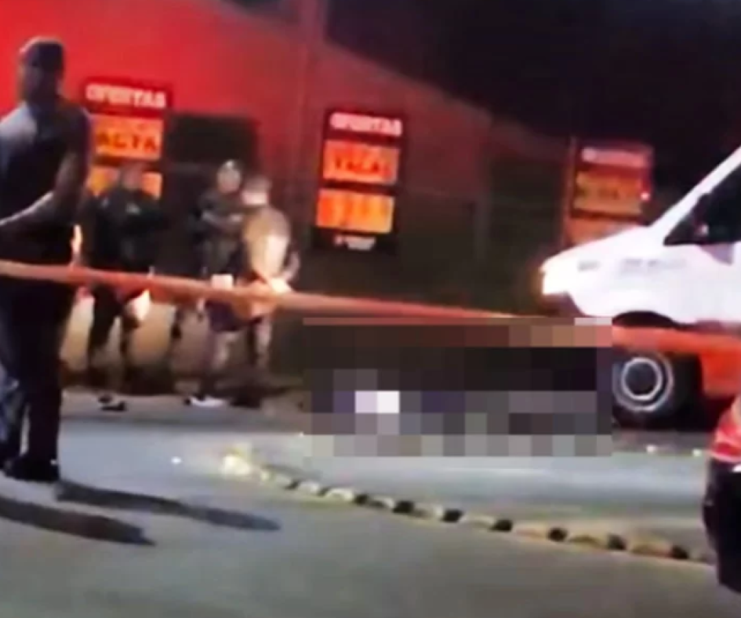 Um motociclista de 36 anos morreu e um adolescente de 12 anos ficou ferido após uma tentativa de fuga de abordagem...