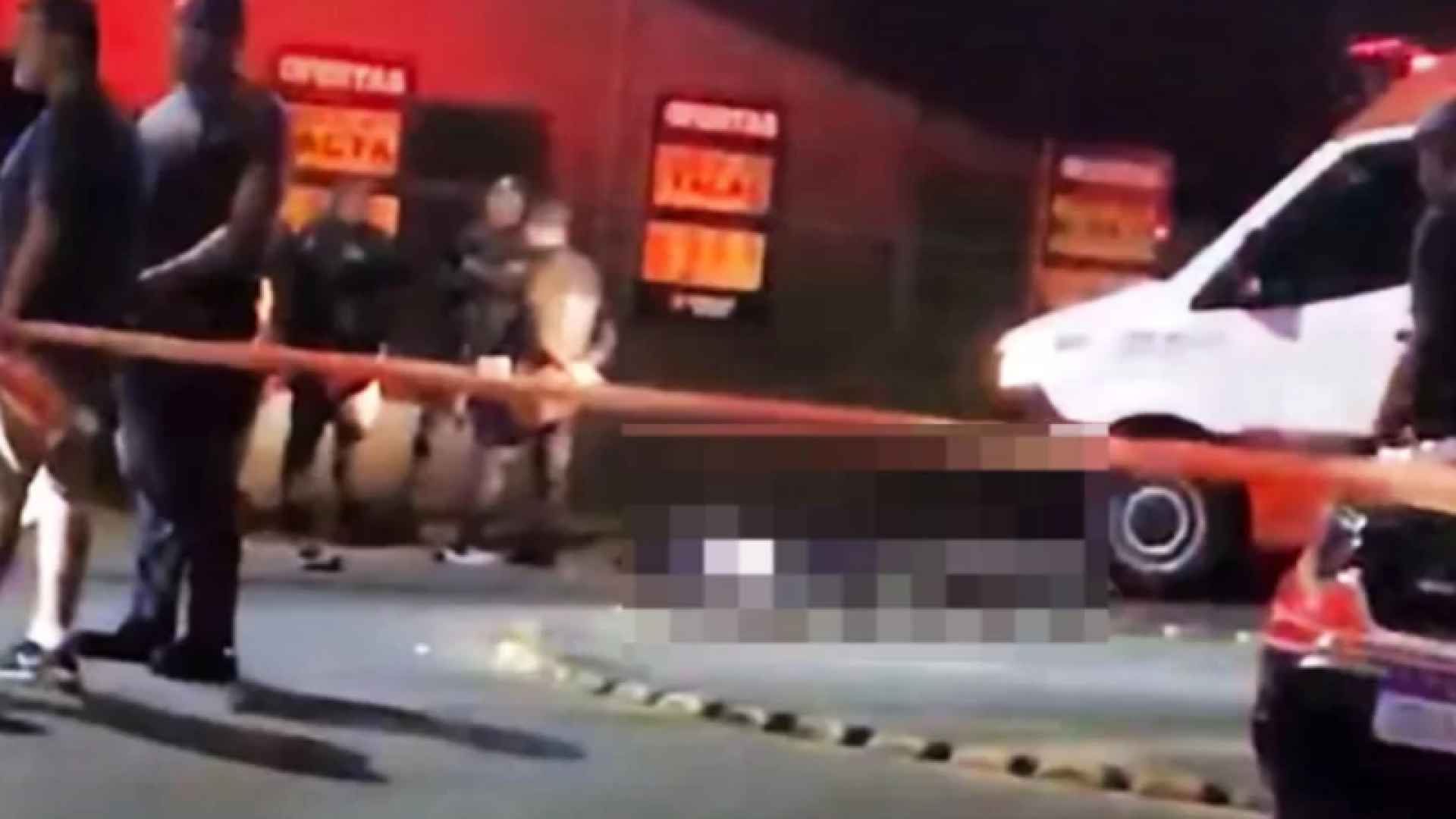 Um motociclista de 36 anos morreu e um adolescente de 12 anos ficou ferido após uma tentativa de fuga de abordagem...