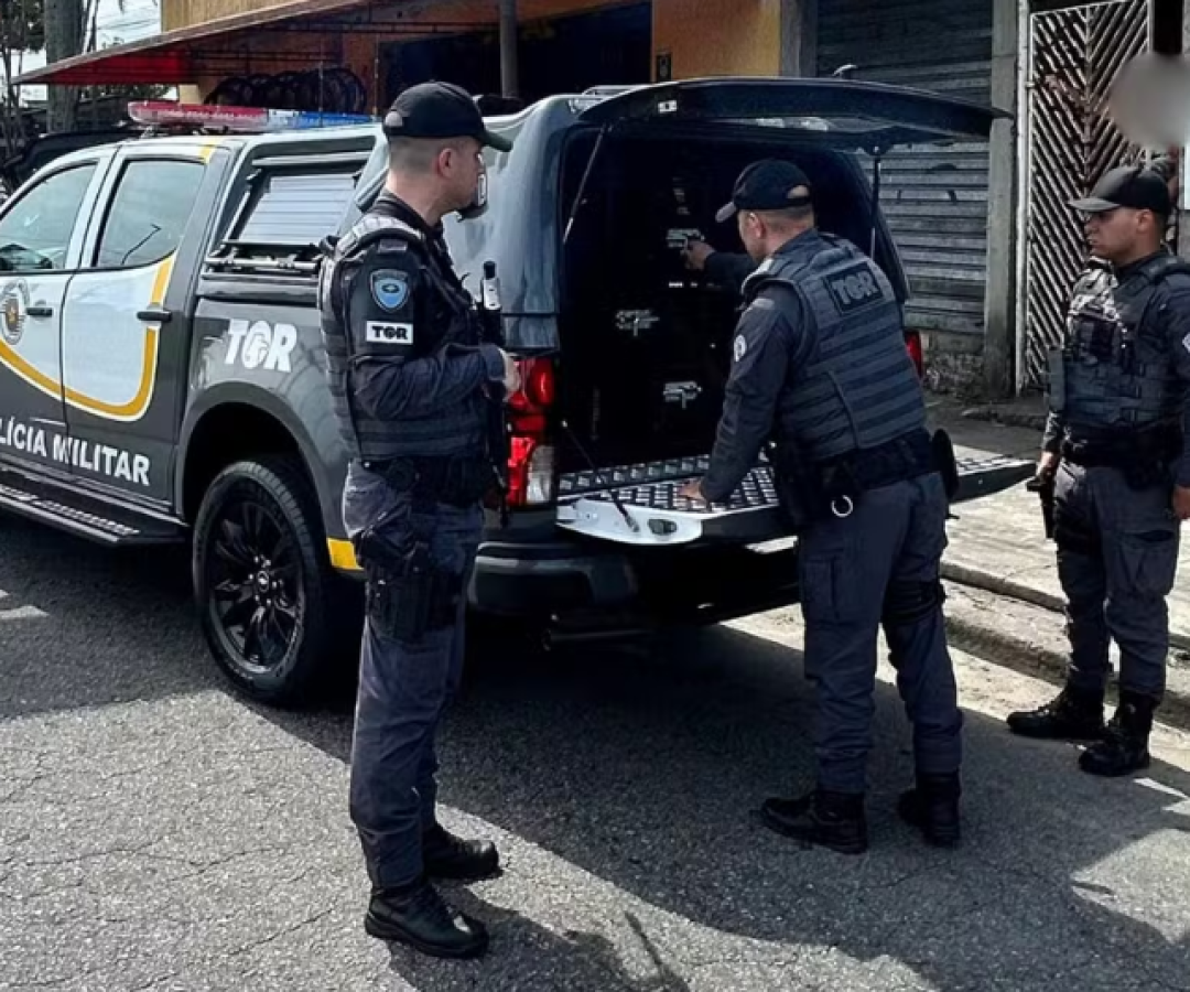 Uma perseguição policial pela Rodovia dos Imigrantes (SP-160) terminou com a prisão de um homem de 26 anos, procurado...