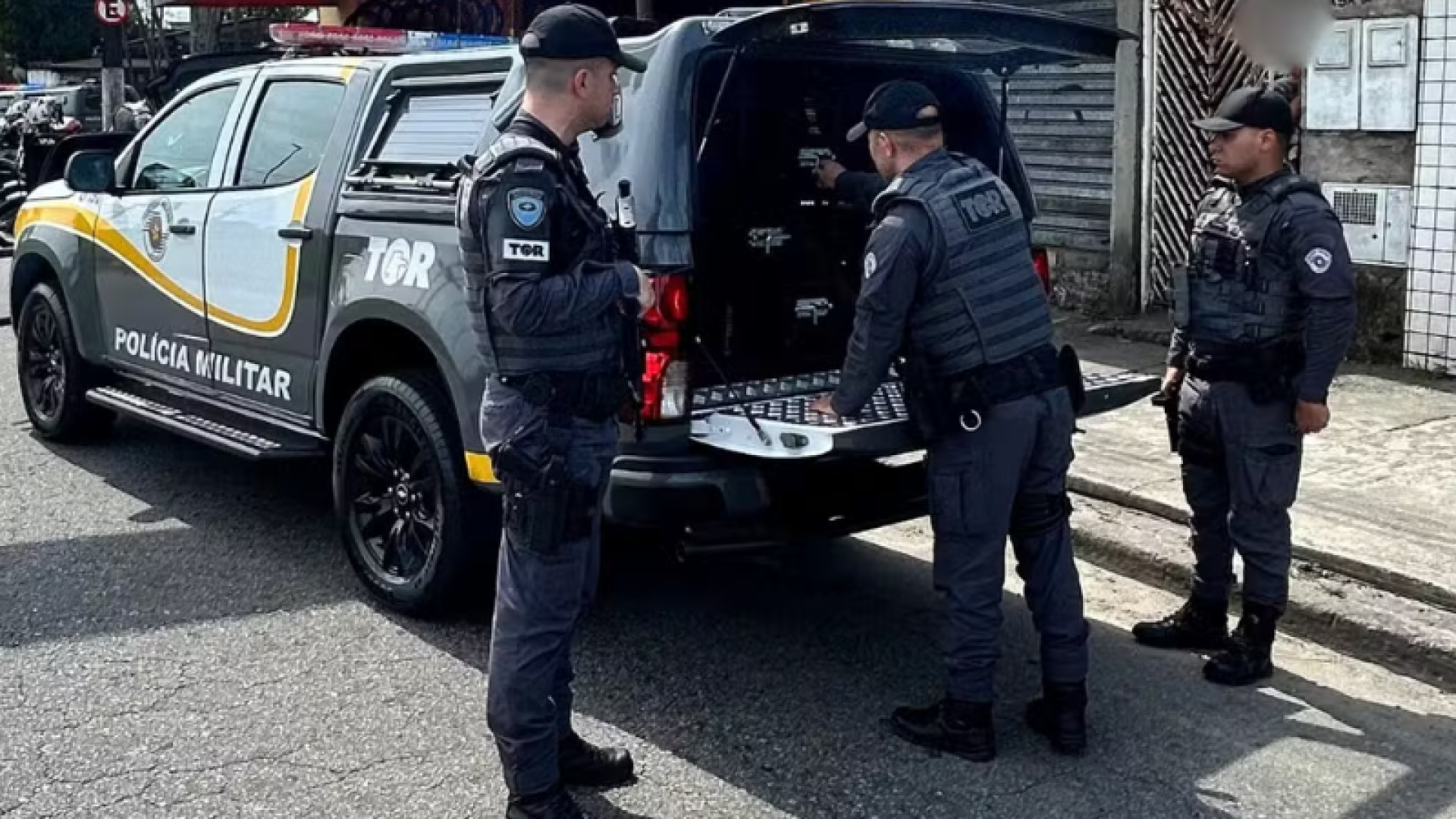 Uma perseguição policial pela Rodovia dos Imigrantes (SP-160) terminou com a prisão de um homem de 26 anos, procurado...