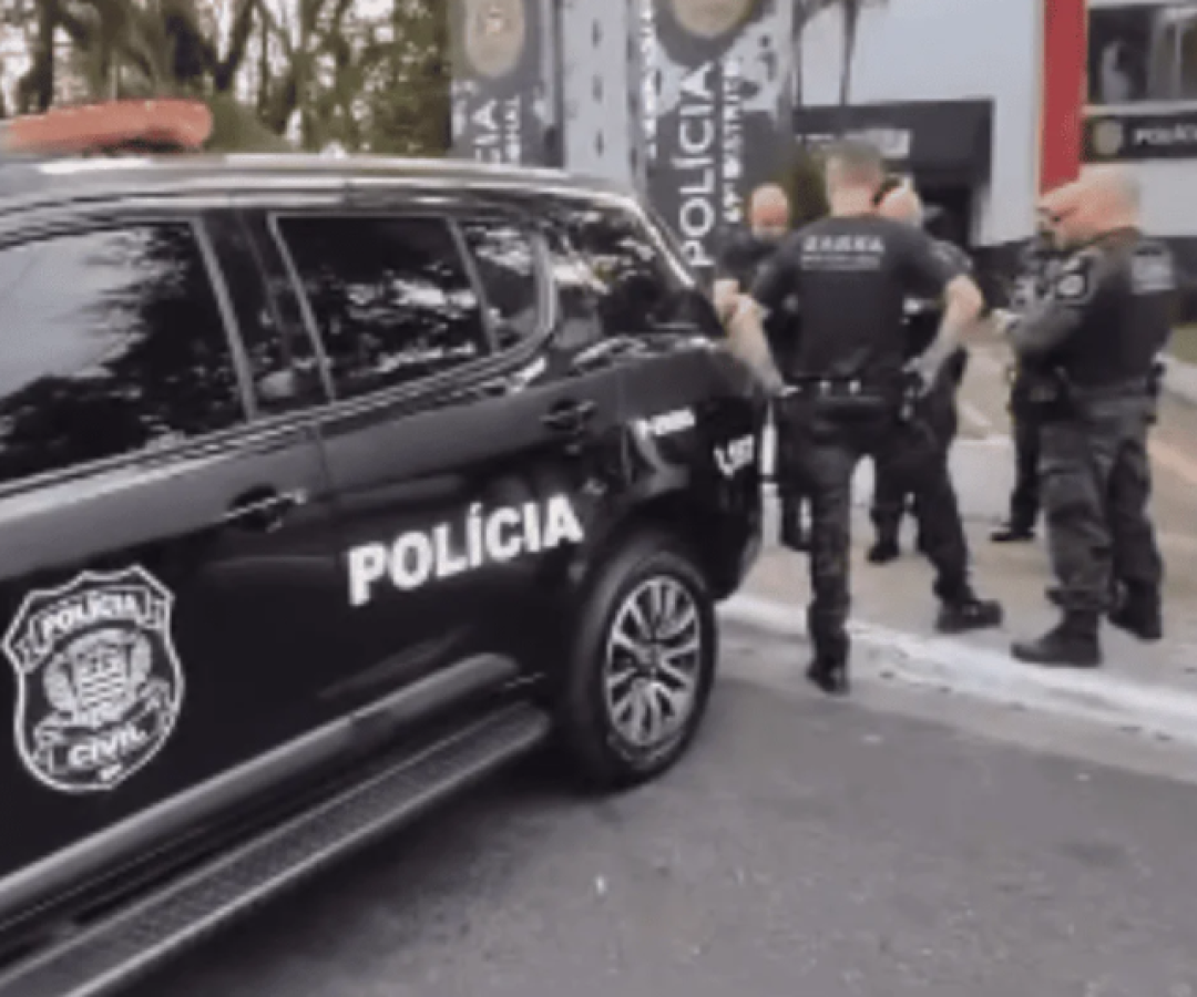 Uma mulher de 23 anos foi presa nesta terça-feira (2) na Zona Leste de São Paulo, suspeita de integrar uma quadrilha que se passava...