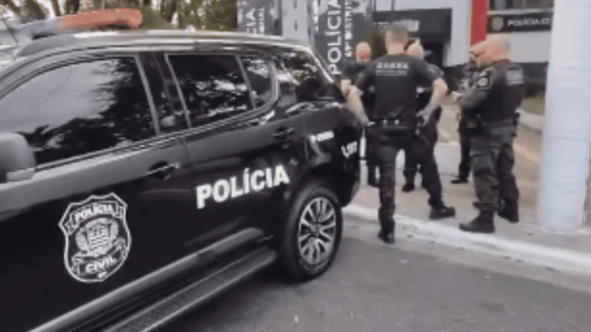 Uma mulher de 23 anos foi presa nesta terça-feira (2) na Zona Leste de São Paulo, suspeita de integrar uma quadrilha que se passava...