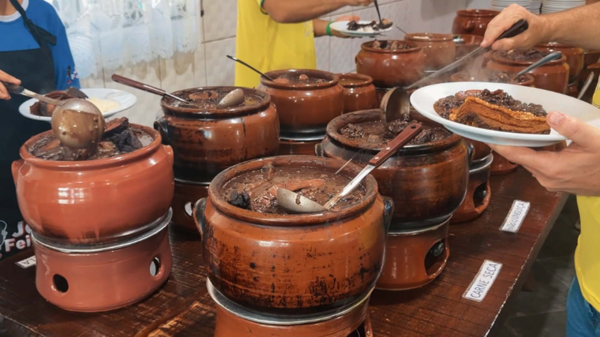 A 55ª edição da “Feijoada com Pagode do Jair da Feijoada” movimentou o domingo (14) em Guarujá, no litoral de São Paulo, reunindo famílias...