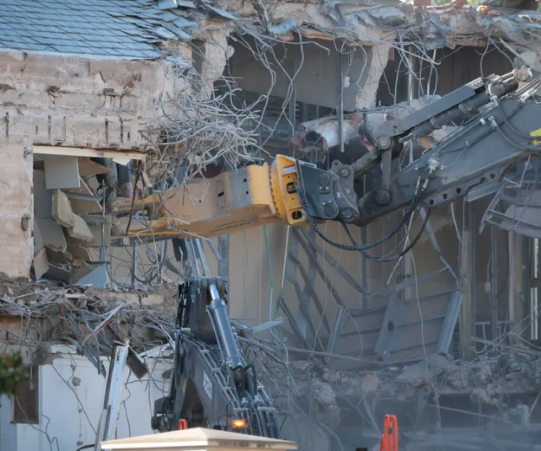 Nesta terça-feira (21/10), começaram as obras de construção do novo salão de baile da Casa Branca, com a demolição de partes da Ala...
