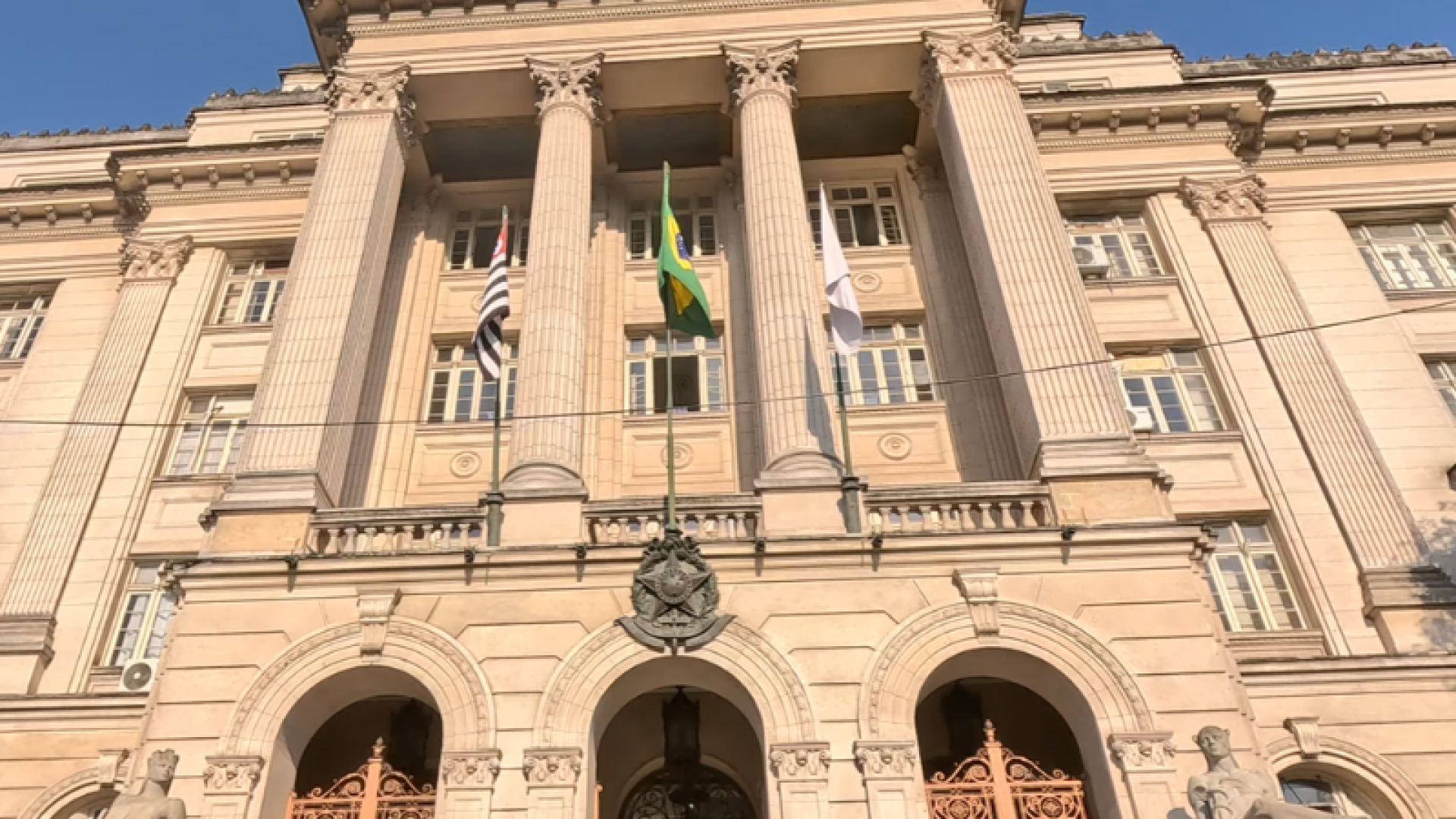 O prefeito de Santos-SP, Rogério Santos (Republicanos), sancionou uma lei que proíbe a contratação de pessoas condenadas por crimes...