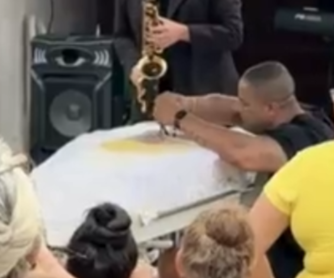 O homem de 40 anos preso nesta terça-feira (9) sob suspeita de feminicídio por empurrar a companheira do 10º andar de um prédio...