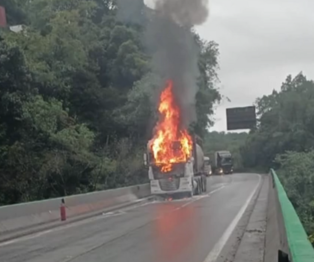 Um caminhão carregado com álcool amílico pegou fogo no fim da tarde desta segunda-feira (17), na Rodovia Anchieta, na altura do km 45...