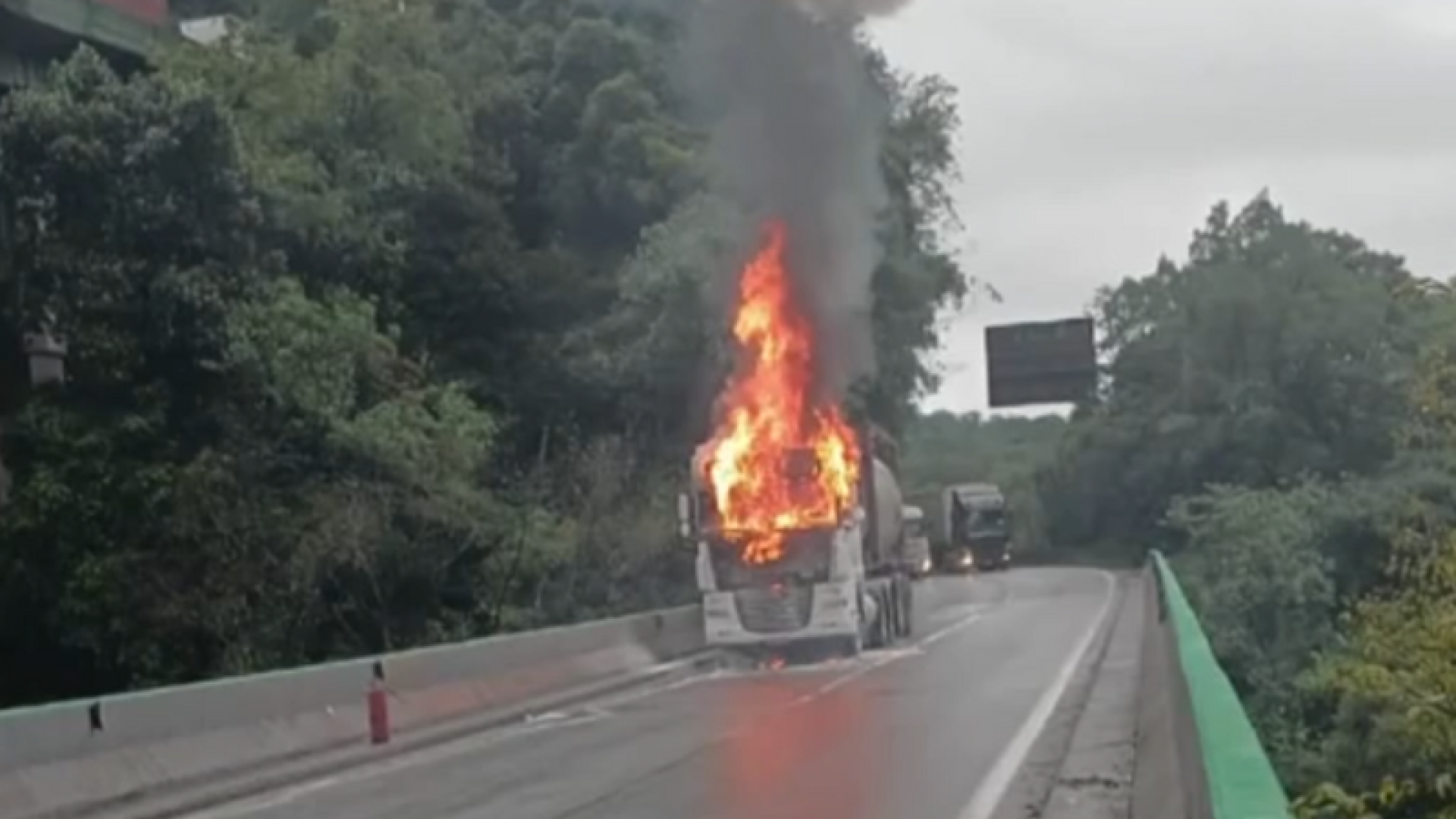 Um caminhão carregado com álcool amílico pegou fogo no fim da tarde desta segunda-feira (17), na Rodovia Anchieta, na altura do km 45...