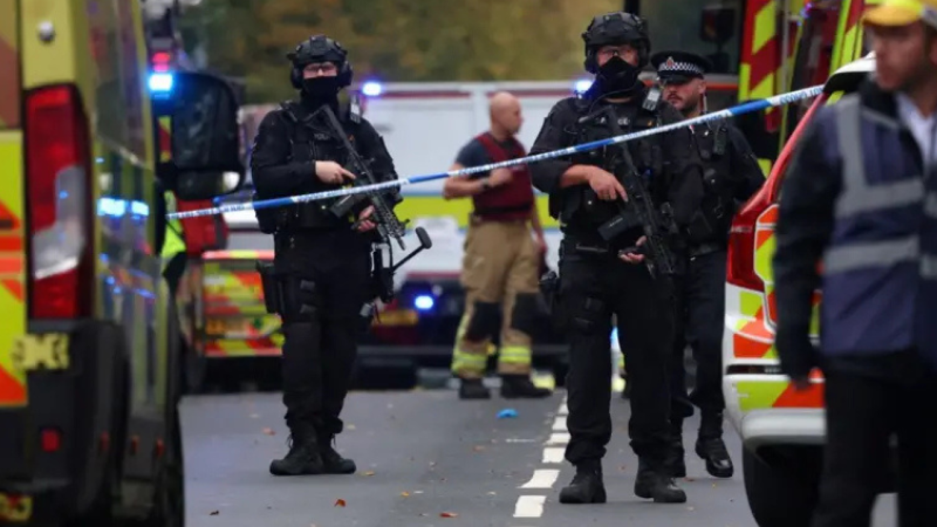 Duas pessoas morreram e outras três ficaram gravemente feridas após um ataque em frente à sinagoga Heaton Park Hebrew Congregation...