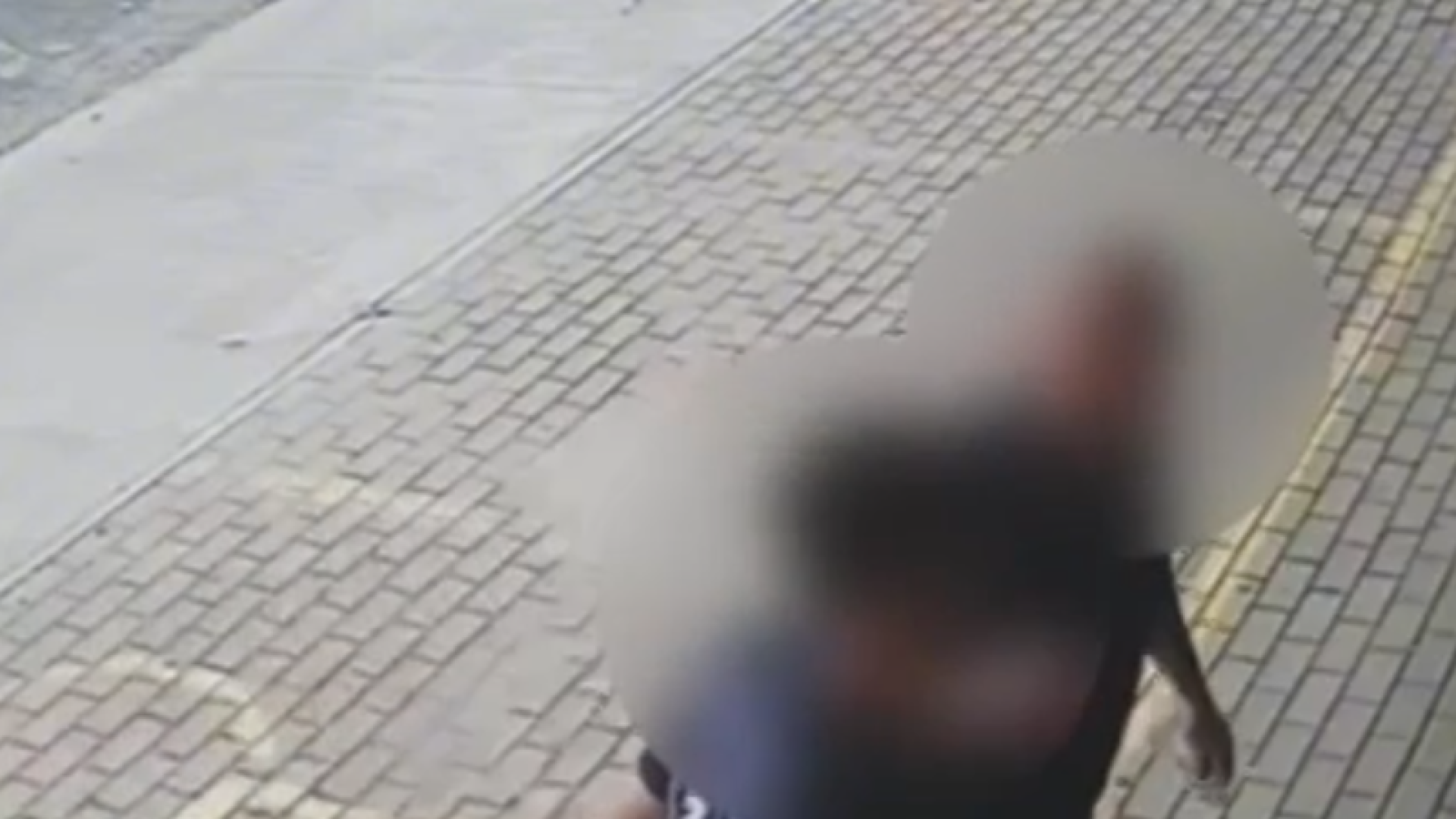 Um funcionário de mercado, de 21 anos, foi agredido por um psicólogo após chegar ao trabalho de moto e fazer barulho com...