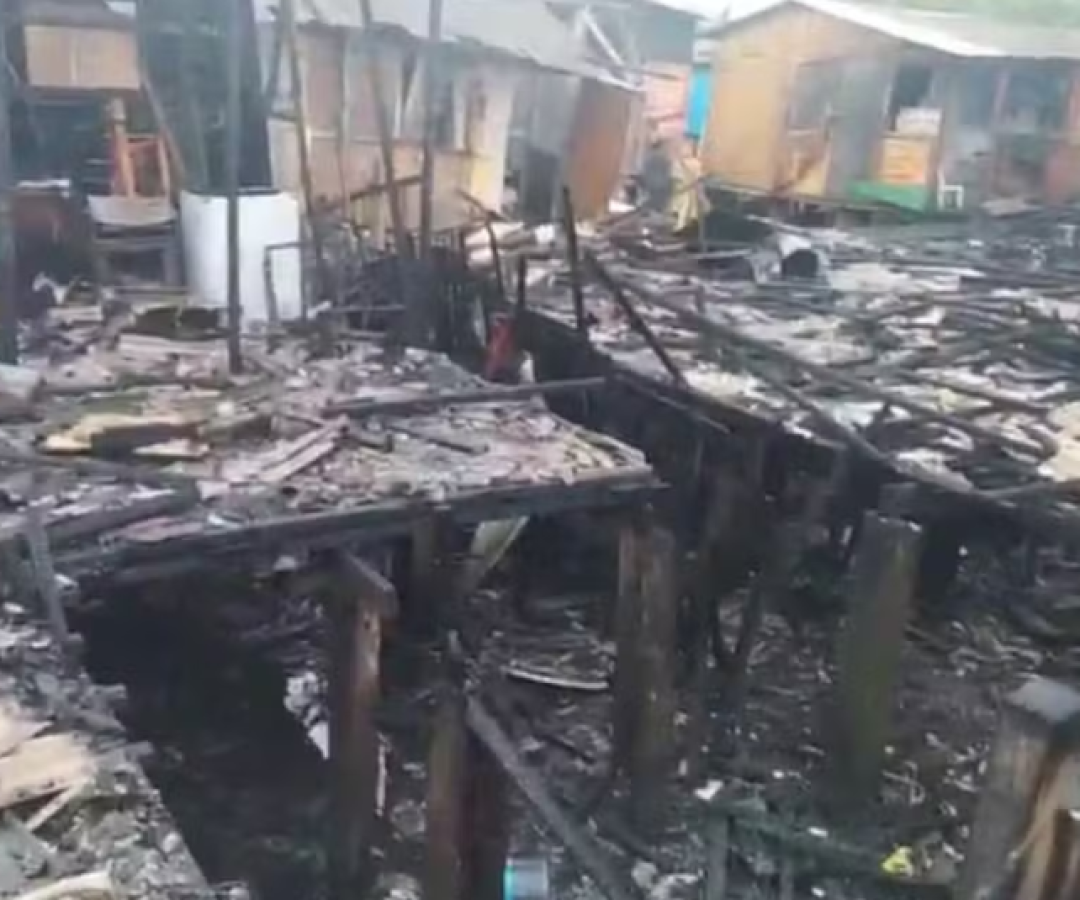 Um incêndio destruiu sete moradias de madeira na madrugada desta quarta-feira (18), na comunidade da Vila dos Pescadores...