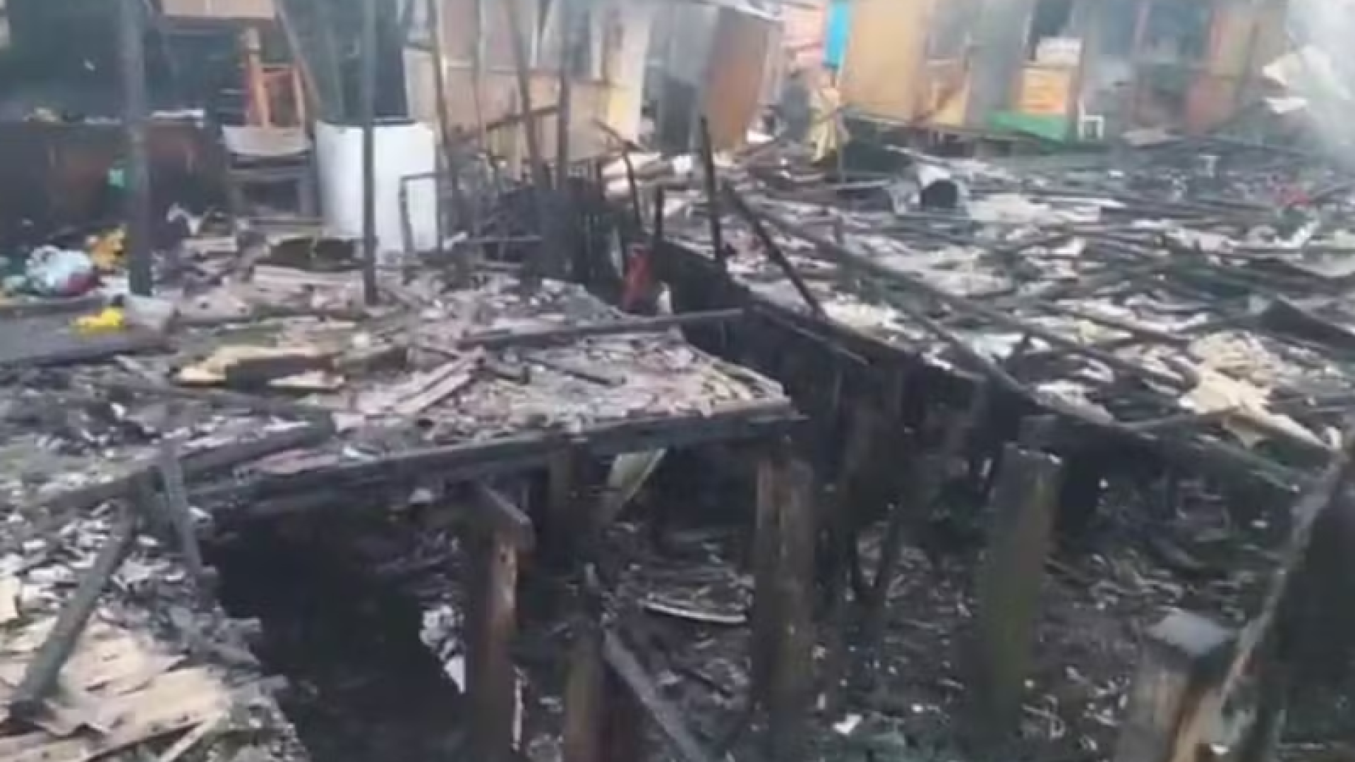 Um incêndio destruiu sete moradias de madeira na madrugada desta quarta-feira (18), na comunidade da Vila dos Pescadores...