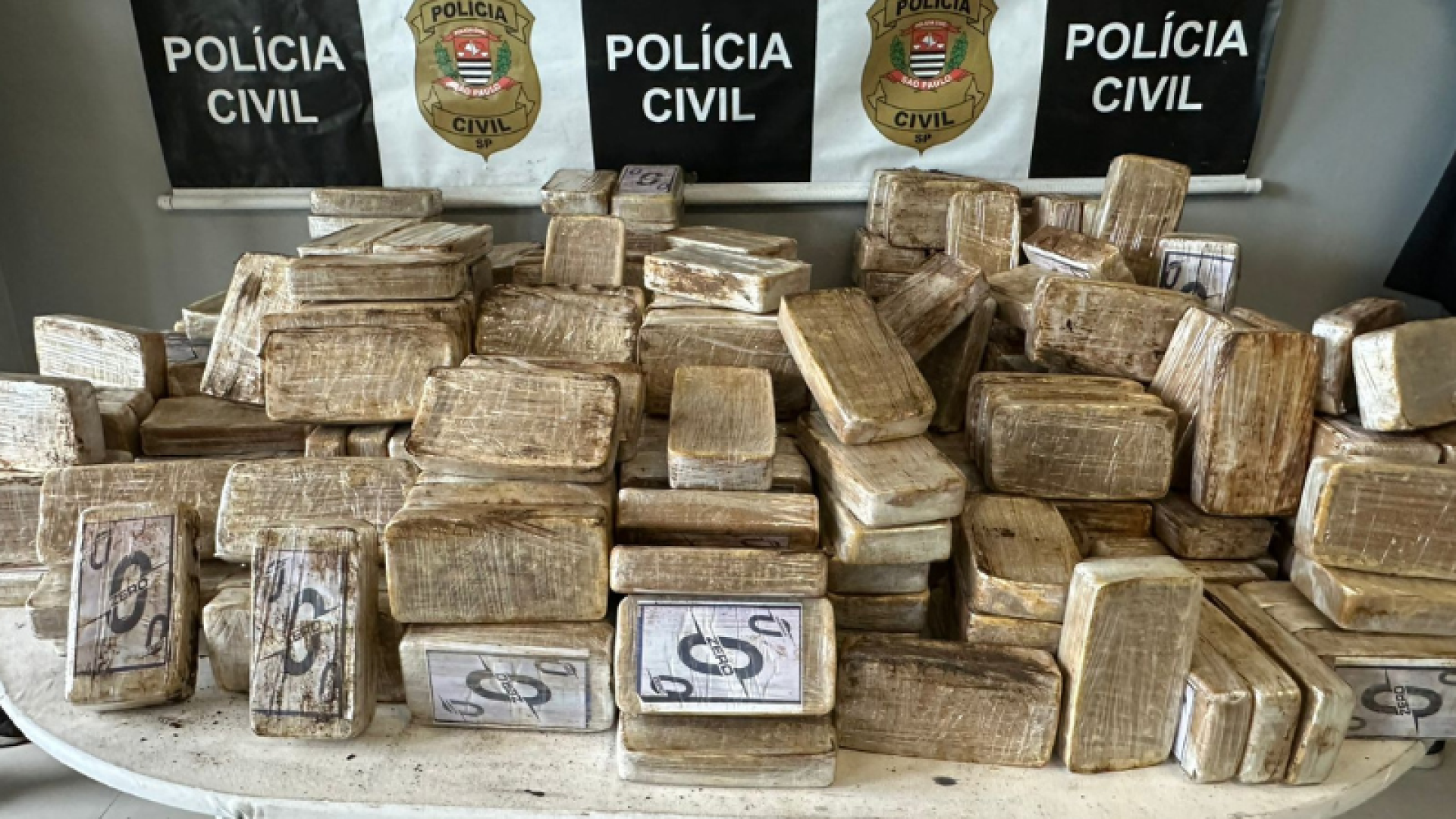 Seis pessoas, com idades entre 24 e 46 anos, foram presas em flagrante por tráfico de drogas em Santos, no litoral de São Paulo.