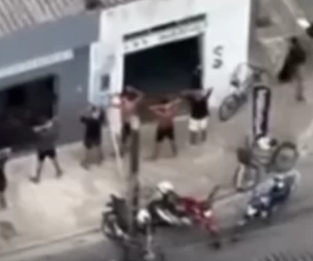 Dois adolescentes, de 17 e 16 anos, foram apreendidos após roubarem a correntinha de uma mulher, de 44 anos, na orla de Mongaguá...