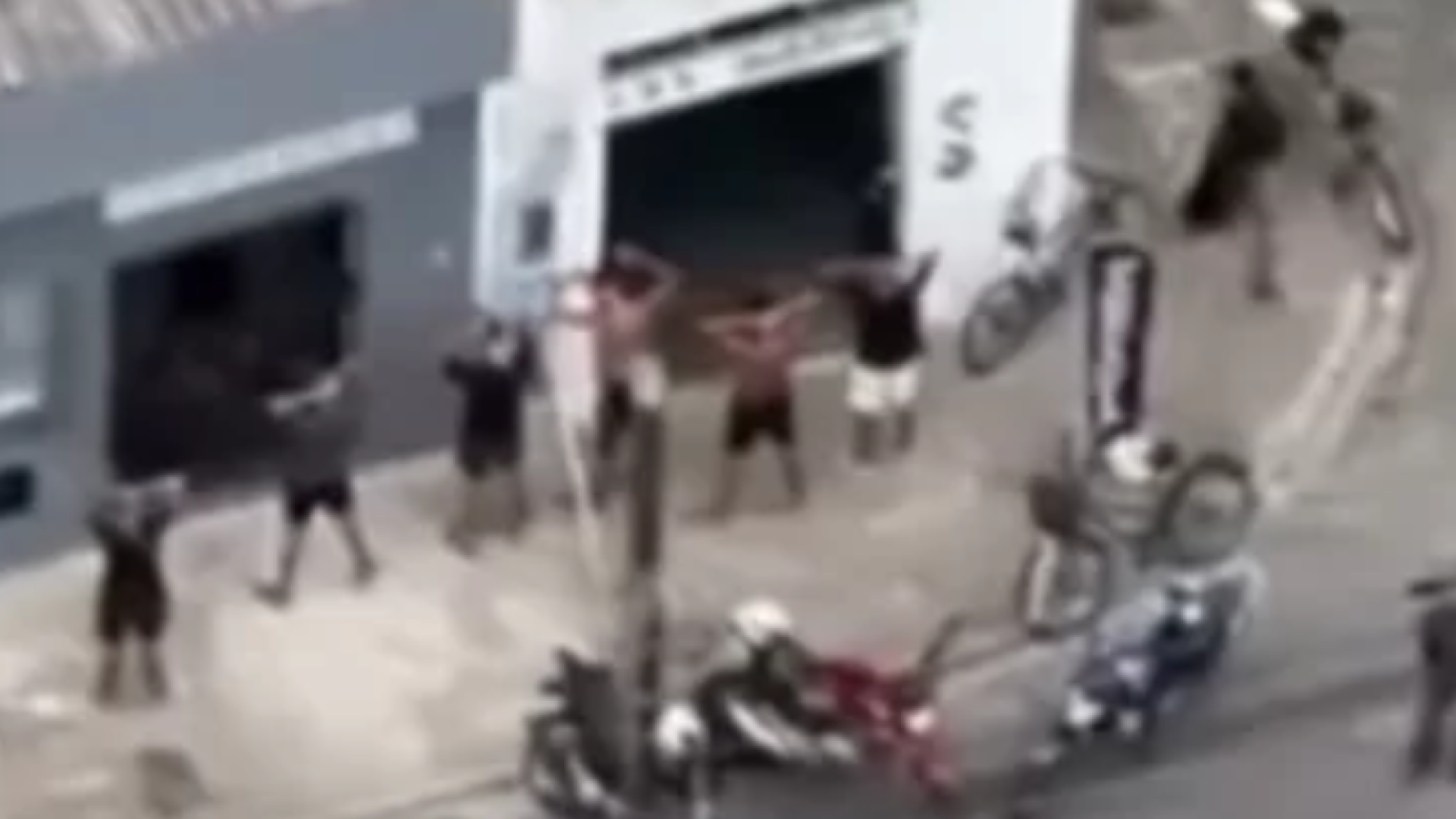 Dois adolescentes, de 17 e 16 anos, foram apreendidos após roubarem a correntinha de uma mulher, de 44 anos, na orla de Mongaguá...