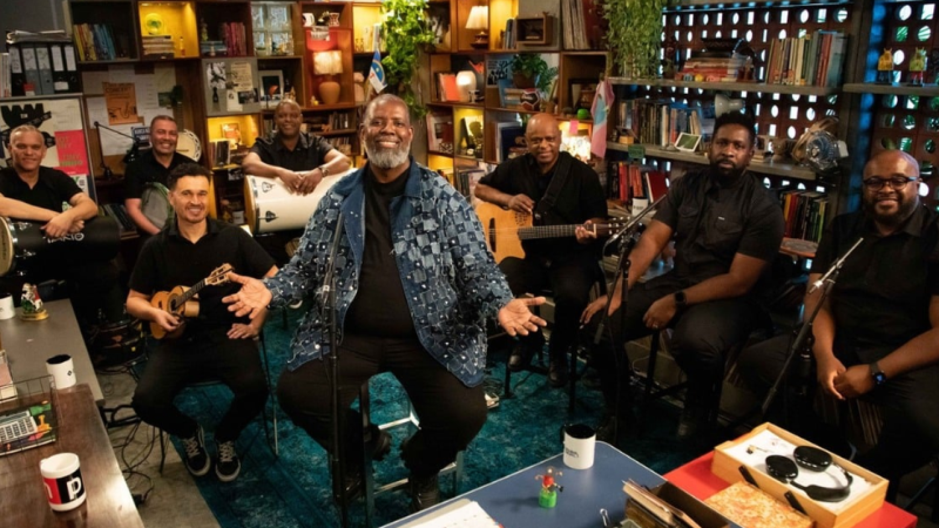 O samba e o pagode deram o tom do mais novo episódio do Tiny Desk Brasil, lançado nesta terça-feira (21) no YouTube.