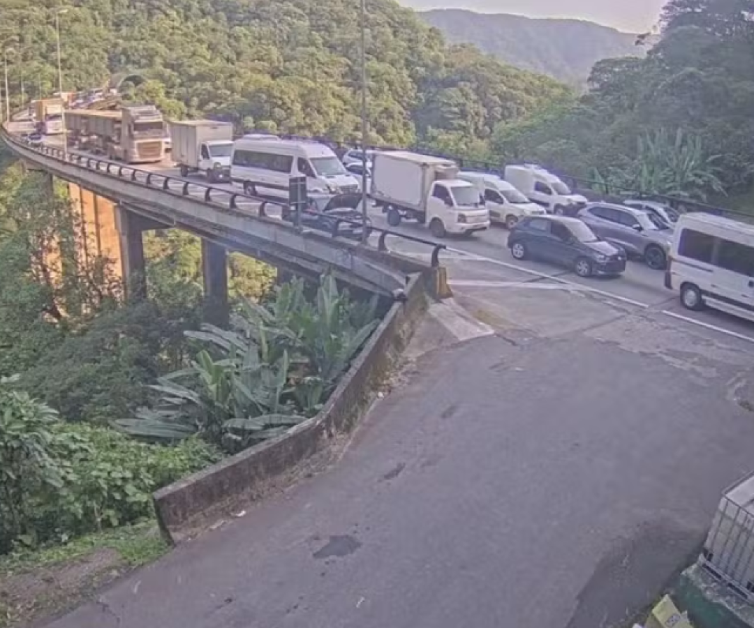 Uma mulher morreu após ser atropelada por um ônibus ao cair da garupa de uma motocicleta na Rodovia dos Imigrantes...