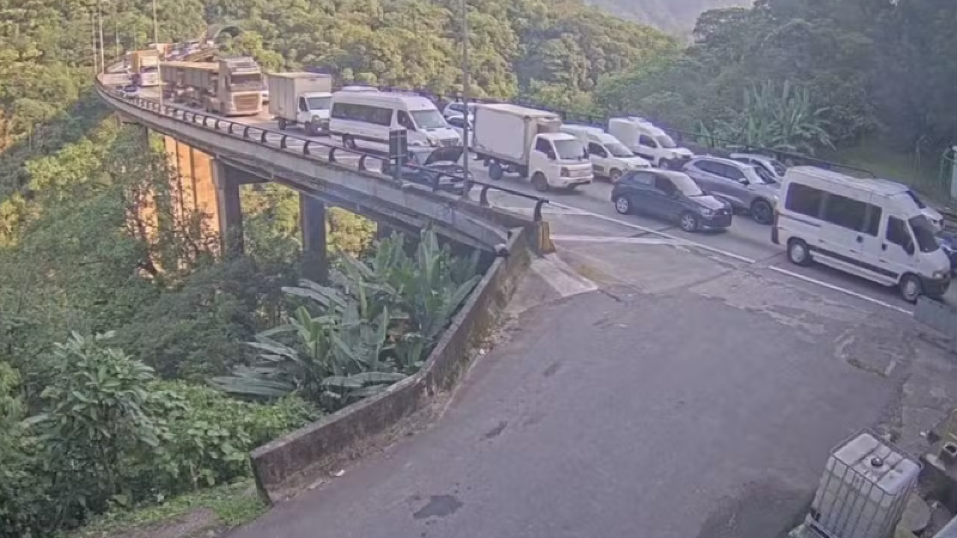 Uma mulher morreu após ser atropelada por um ônibus ao cair da garupa de uma motocicleta na Rodovia dos Imigrantes...