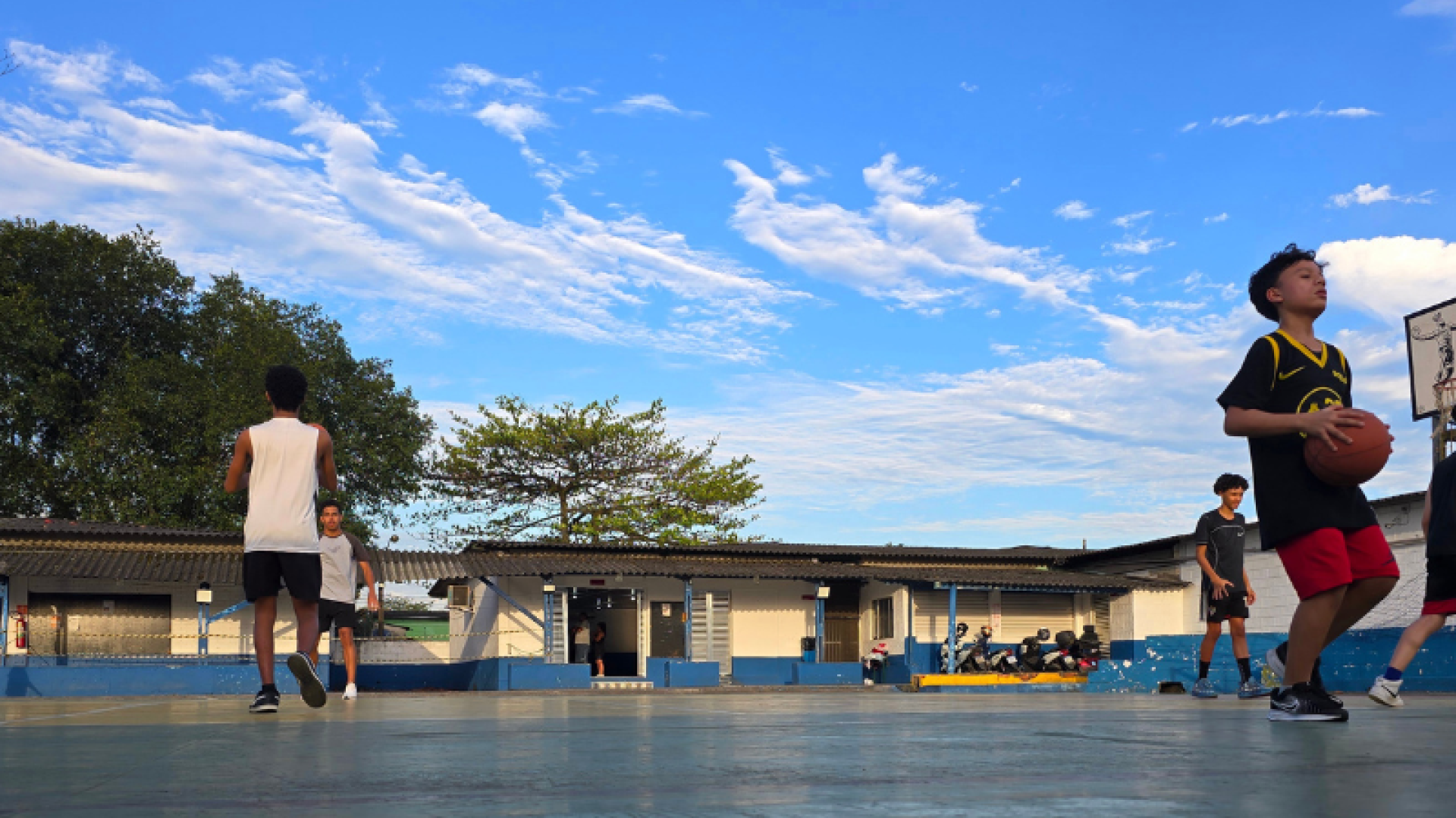 A Prefeitura de Guarujá está com mais de 600 vagas abertas para atividades esportivas gratuitas durante o período de férias escolares.