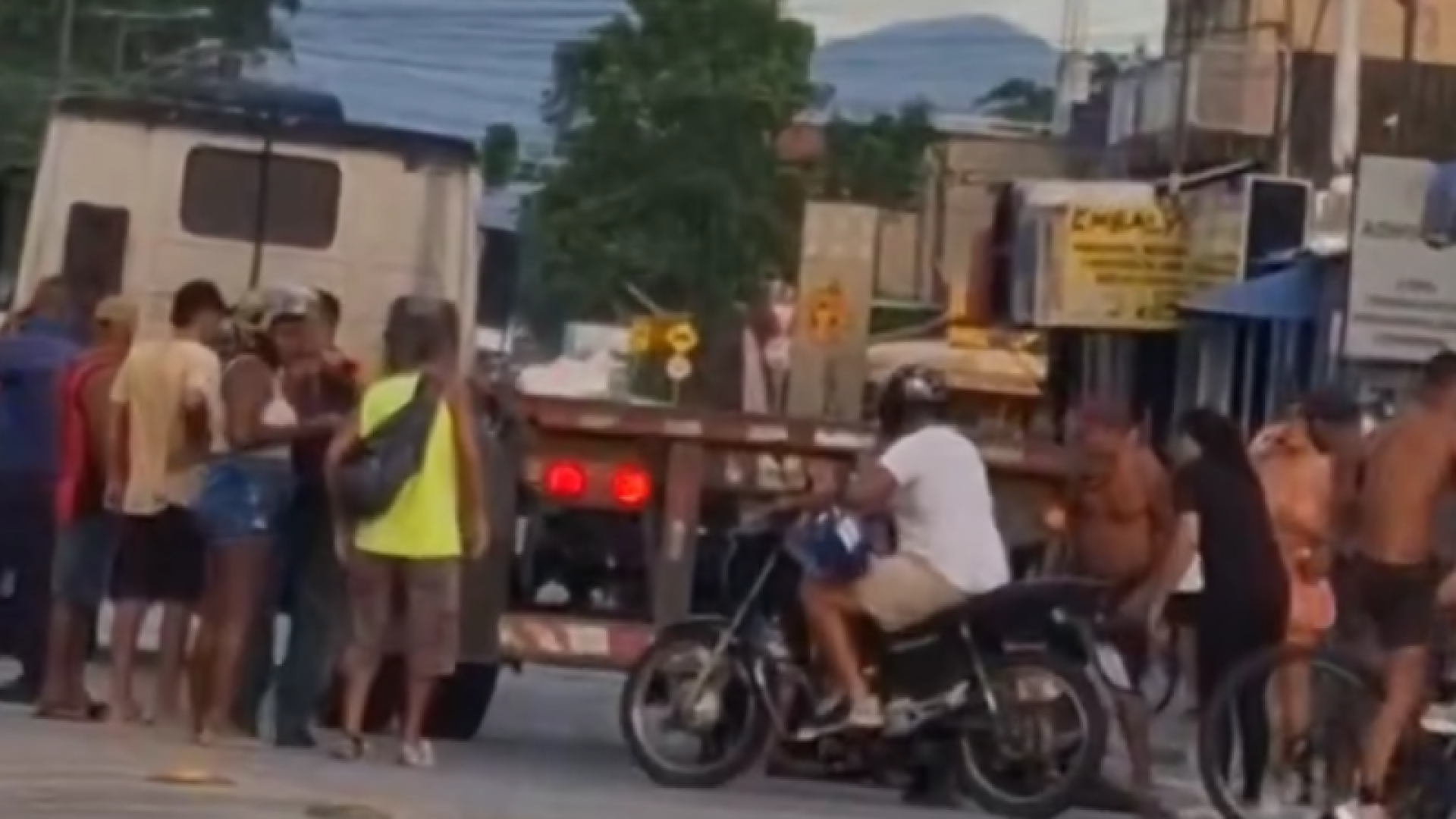 Um adolescente de 16 anos morreu e uma jovem de 15 anos ficou ferida após um grave acidente envolvendo uma bicicleta...