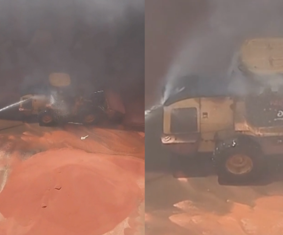 Uma pá carregadeira utilizada na movimentação de cargas pegou fogo na manhã desta quinta-feira (4) no porão do navio cargueiro...