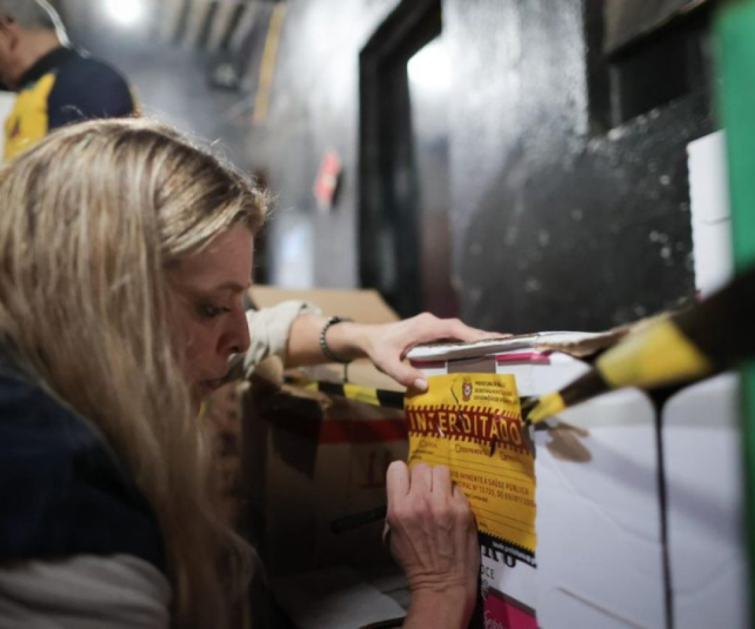 O Governo de São Paulo mantém ativo o gabinete de crise para investigar a onda de intoxicações por metanol em bebidas adulteradas.