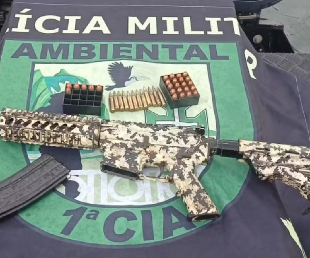 Um fuzil calibre .556 foi encontrado no mar do Canal de Santos, no litoral de São Paulo, após ter sido descartado por criminosos durante...