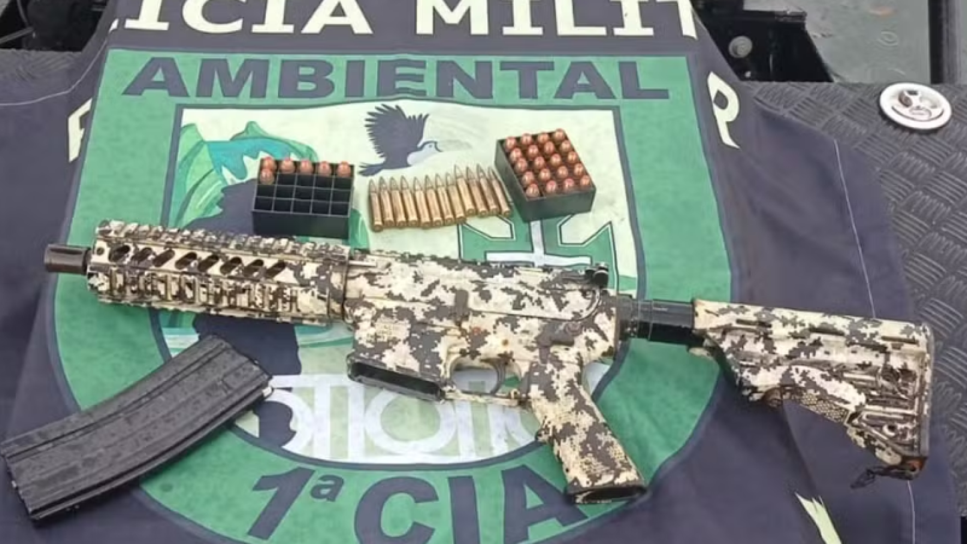 Um fuzil calibre .556 foi encontrado no mar do Canal de Santos, no litoral de São Paulo, após ter sido descartado por criminosos durante...