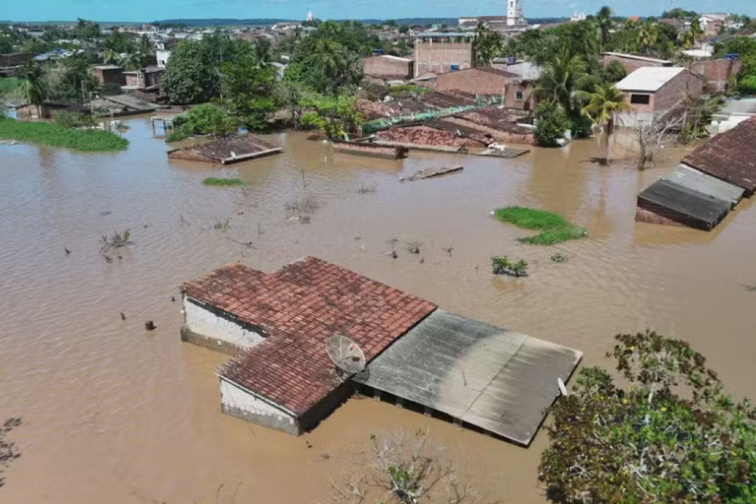 Um dia após as fortes chuvas provocarem o transbordamento de rios na Mata Norte de Pernambuco, diversos bairros de Goiana...