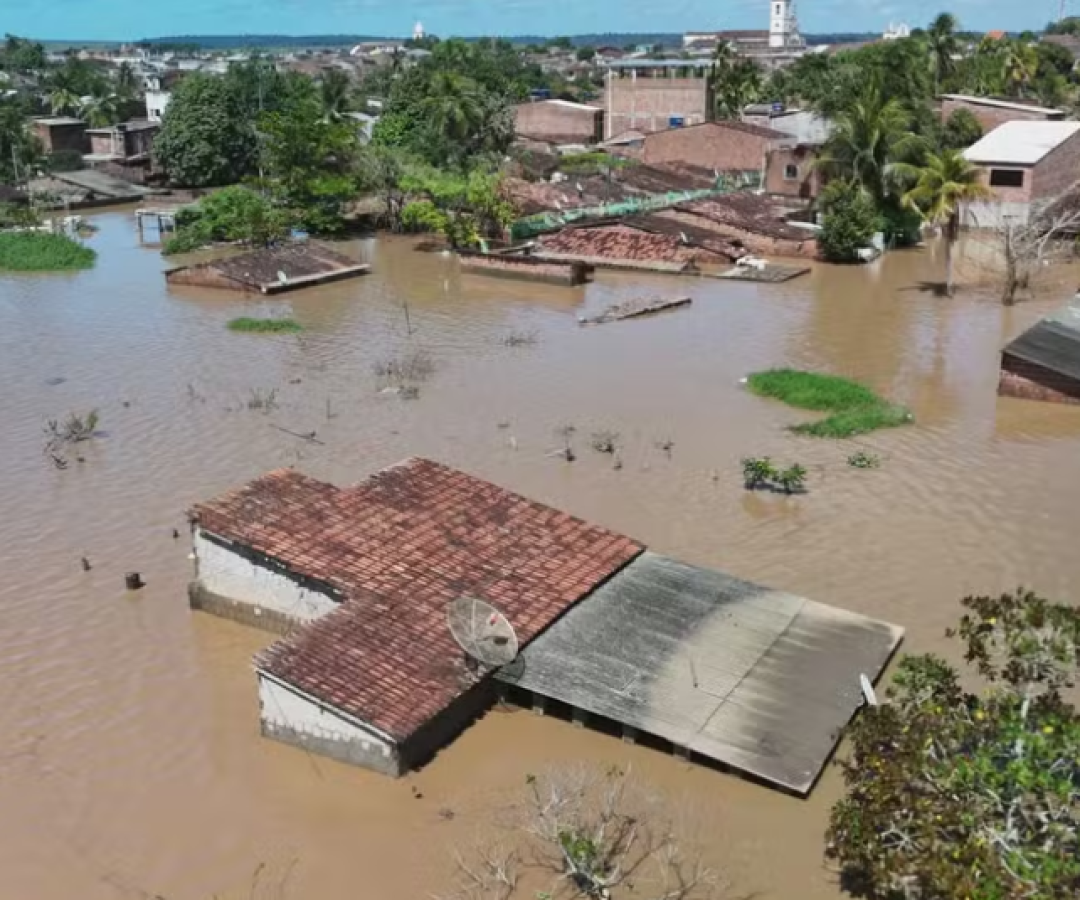 Um dia após as fortes chuvas provocarem o transbordamento de rios na Mata Norte de Pernambuco, diversos bairros de Goiana...