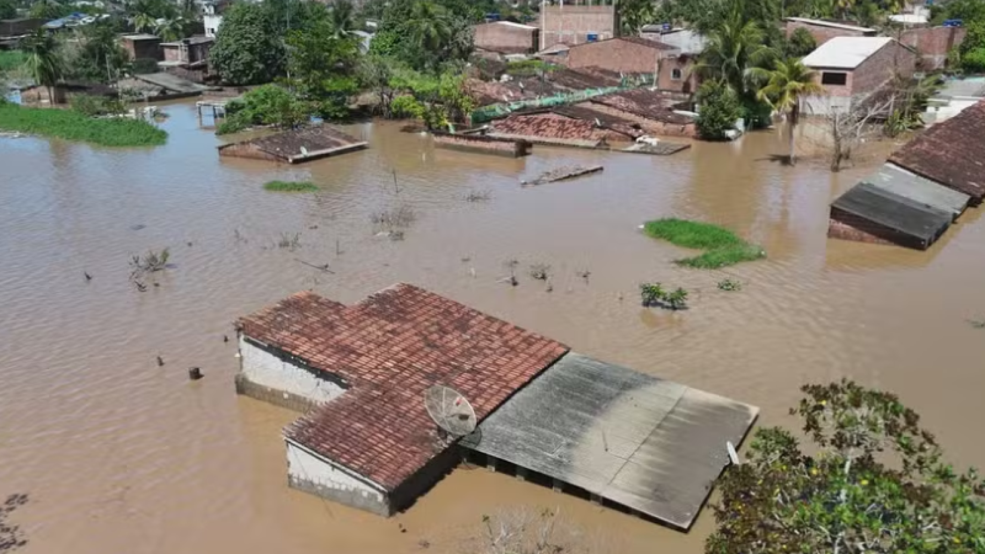 Um dia após as fortes chuvas provocarem o transbordamento de rios na Mata Norte de Pernambuco, diversos bairros de Goiana...
