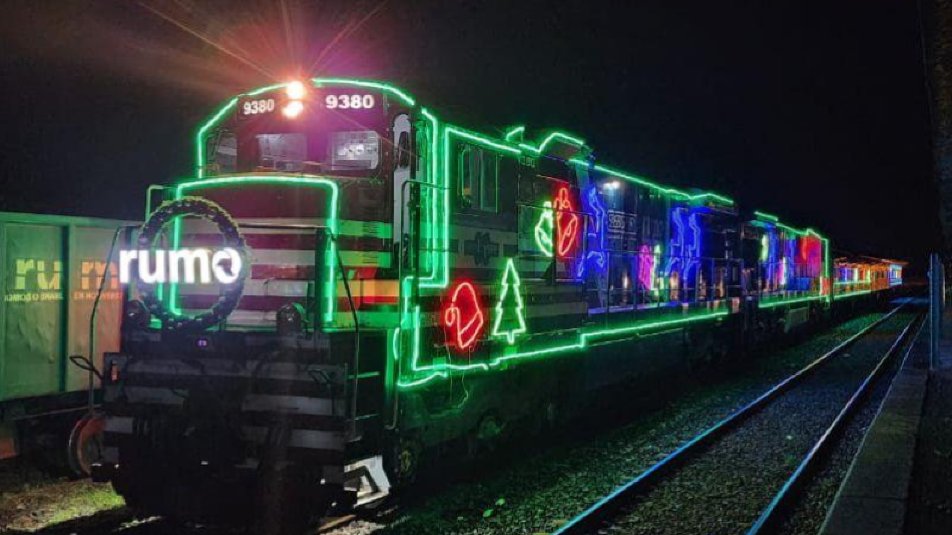 O espírito natalino tomará conta de Santos na noite desta segunda-feira (15), com a passagem de uma locomotiva iluminada...