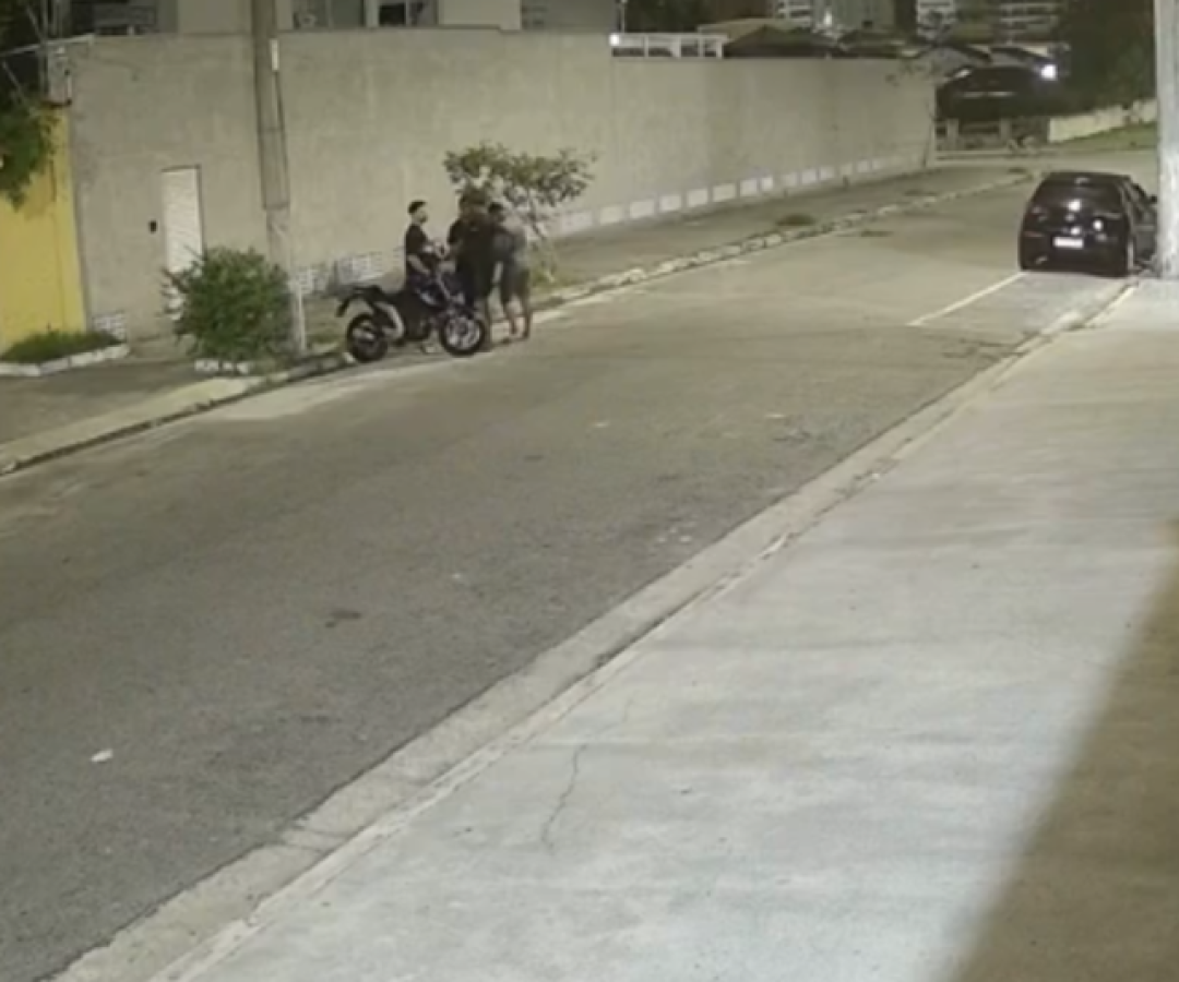 Três pessoas foram assaltadas por um grupo criminoso em frente à Pousada Marmeu, no bairro Enseada, em Guarujá, no litoral de São Paulo.