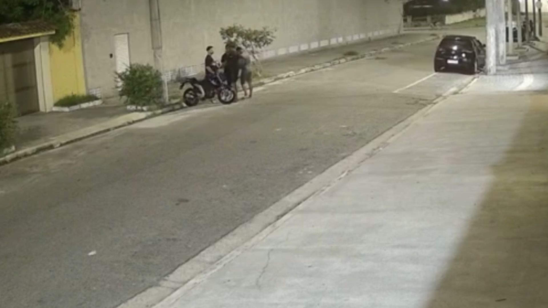 Três pessoas foram assaltadas por um grupo criminoso em frente à Pousada Marmeu, no bairro Enseada, em Guarujá, no litoral de São Paulo.