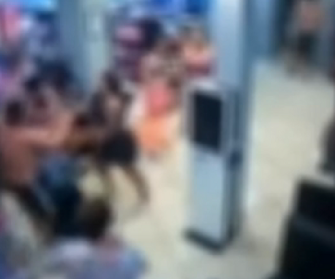 Um homem agrediu violentamente uma funcionária do restaurante Umaia Sushi, neste domingo (21), no bairro Boqueirão...